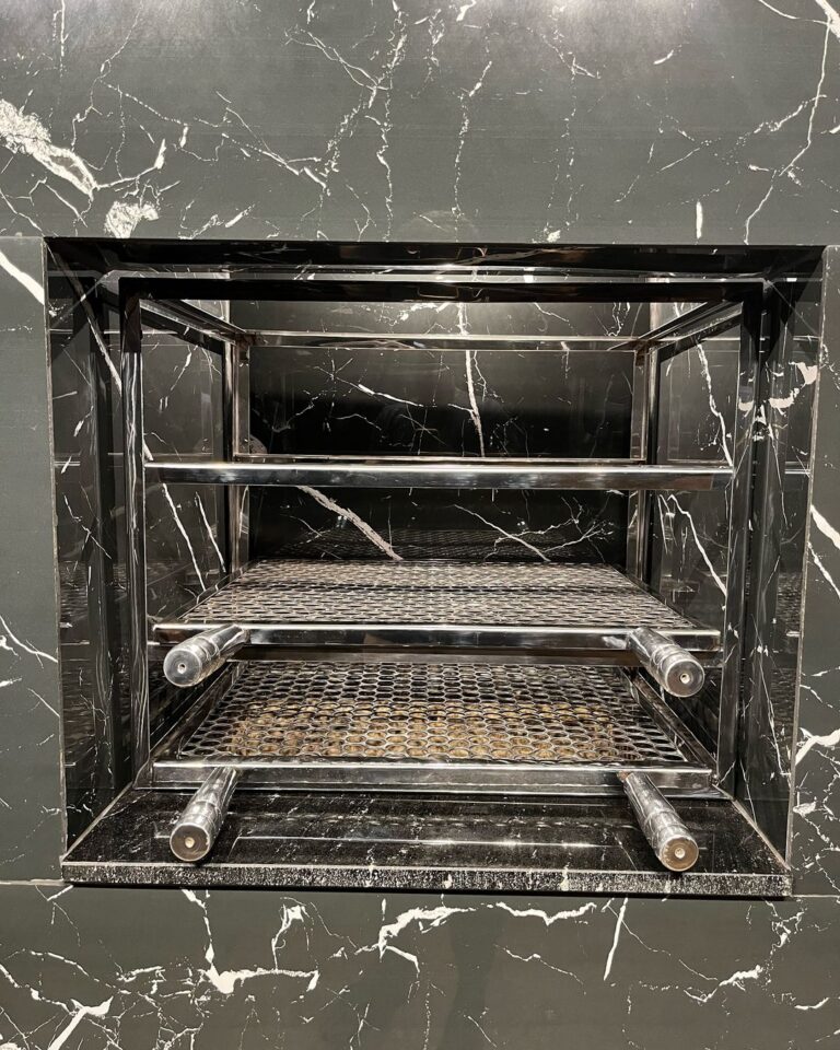 Churrasqueira com o kit de grelhas sob medida